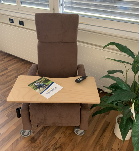 Sonderangebot, Mobiler Pflegesessel Askendo Plus mit Aufstehhilfe Sonderangebot, Mobiler Pflegesessel Askendo Plus mit Aufstehhilfe